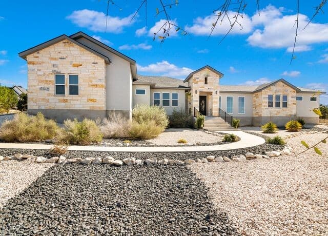 4-bedroom rental at 250 Pr 2775 in Mico, TX — photo 4