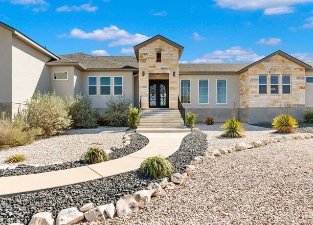 4-bedroom rental at 250 Pr 2775 in Mico, TX — photo 5