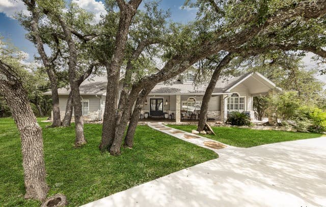 5-bedroom rental at 7046 Devonshire in Spring Branch, TX — photo 2