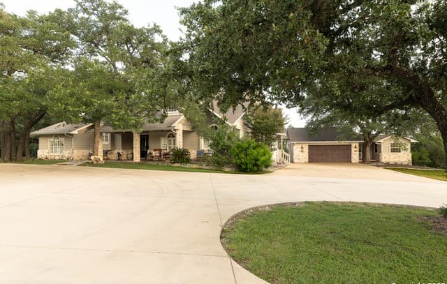 5-bedroom rental at 7046 Devonshire in Spring Branch, TX — photo 3
