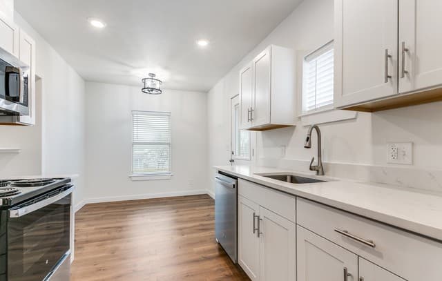 2-bedroom rental at 918 McIlvaine in San Antonio, TX — photo 3