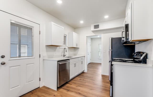 2-bedroom rental at 918 McIlvaine in San Antonio, TX — photo 4