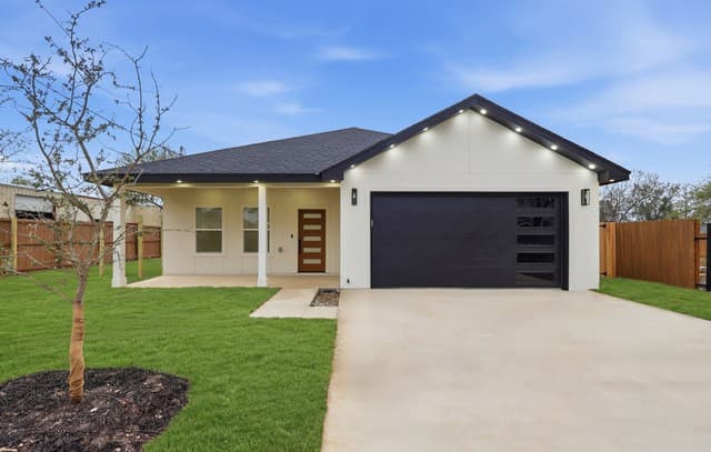 4-bedroom rental at 1635 E Chavaneaux in San Antonio, TX — photo 2
