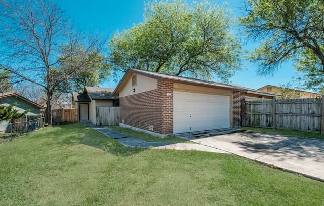 2-bedroom rental at 1326 Bayou Dr S in San Antonio, TX — photo 2