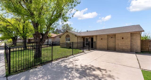 3-bedroom rental at 7626 Meadow Lawn in San Antonio, TX — photo 2