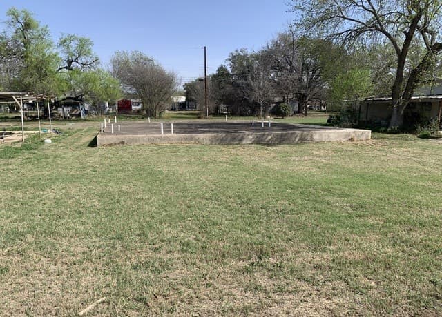 rental at 414 Crouch Ave in Devine, TX — photo 3