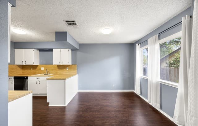 2-bedroom rental at 9334 Dover Rdg in San Antonio, TX — photo 3
