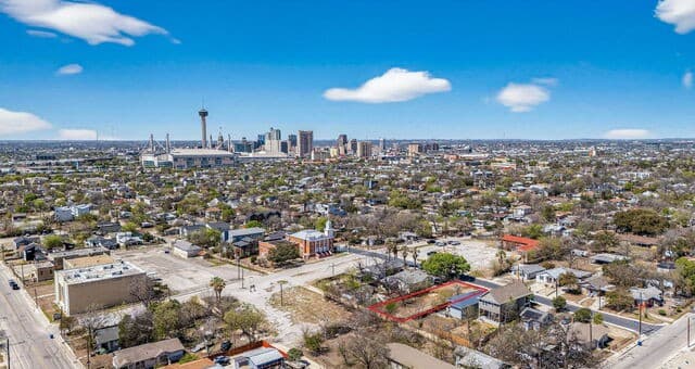 rental at 920 W Martin Luther King in San Antonio, TX — photo 1