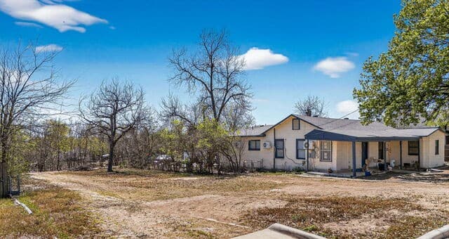 rental at 920 W Martin Luther King in San Antonio, TX — photo 4