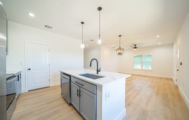3-bedroom rental at 934 Sherman in San Antonio, TX — photo 4