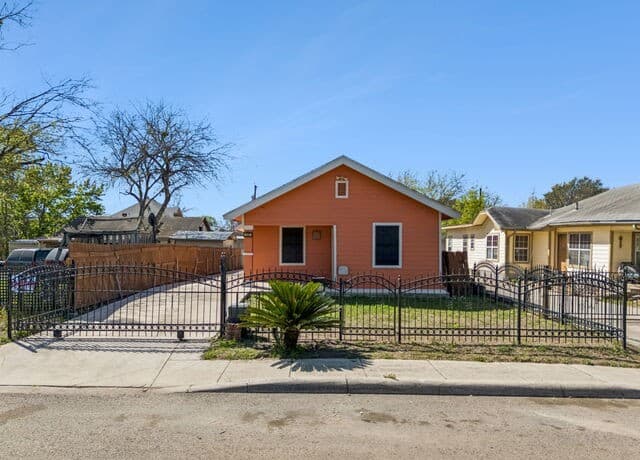 4-bedroom rental at 438 Rigsby in San Antonio, TX — photo 1