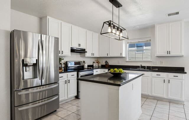 3-bedroom rental at 16130 Ambush Grove in San Antonio, TX — photo 3