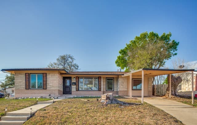 3-bedroom rental at 302 Sullivan Dr in San Antonio, TX — photo 1