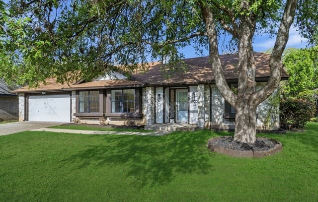 3-bedroom rental at 16923 Hidden Timber Wood in San Antonio, TX — photo 2