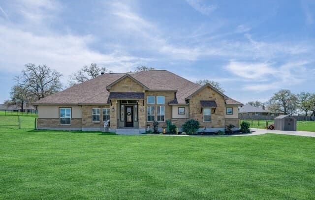 4-bedroom rental at 380 Abrego Lake in Floresville, TX — photo 2