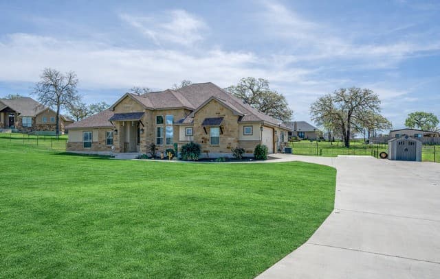 4-bedroom rental at 380 Abrego Lake in Floresville, TX — photo 3