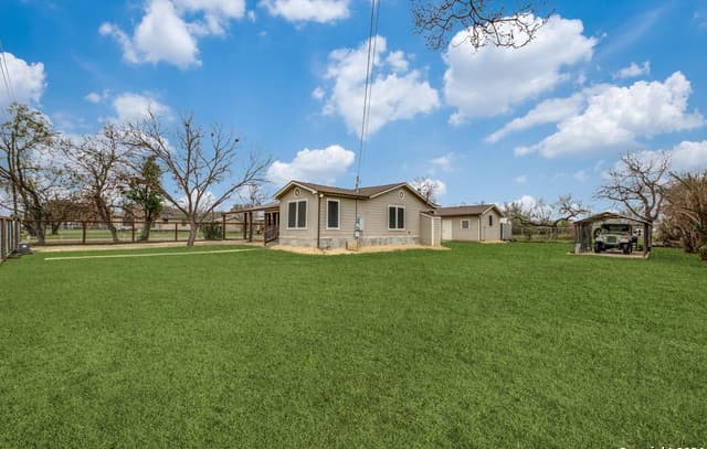 3-bedroom rental at 419 Moursund Blvd in San Antonio, TX — photo 2