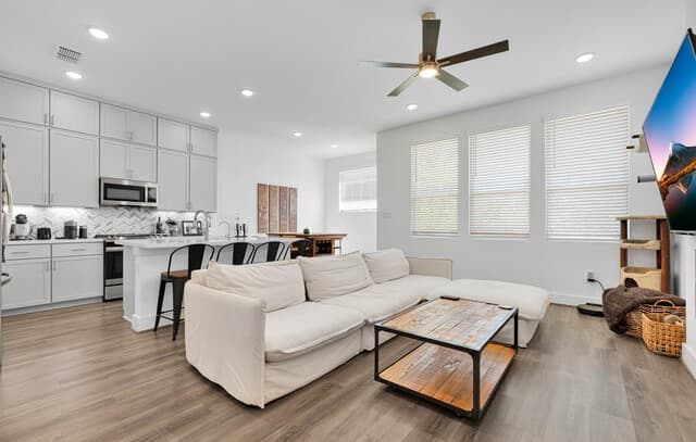 3-bedroom rental at 8851 Oakland Unit UNIT 36 in San Antonio, TX — photo 2