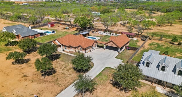 4-bedroom rental at 149 W Short Meadow Dr in Lytle, TX — photo 2