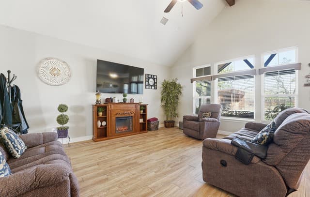 4-bedroom rental at 149 W Short Meadow Dr in Lytle, TX — photo 3