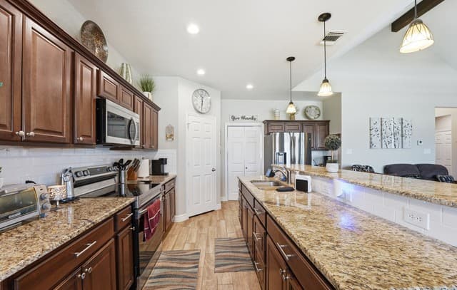 4-bedroom rental at 149 W Short Meadow Dr in Lytle, TX — photo 5