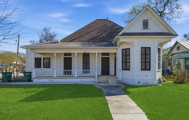 5-bedroom rental at 530 E Carson St in San Antonio, TX — photo 2