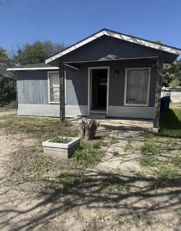 2-bedroom rental at 613 VFW Blvd. in San Antonio, TX — photo 1