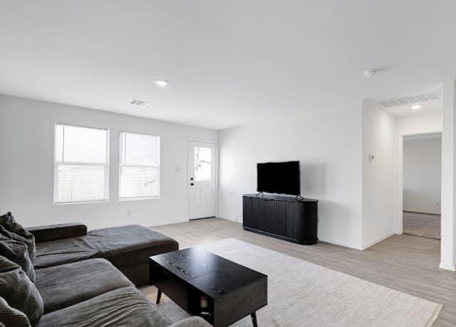 4-bedroom rental at 13903 Sickle Ridge in San Antonio, TX — photo 3