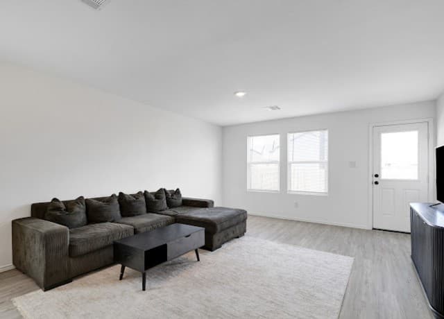 4-bedroom rental at 13903 Sickle Ridge in San Antonio, TX — photo 4