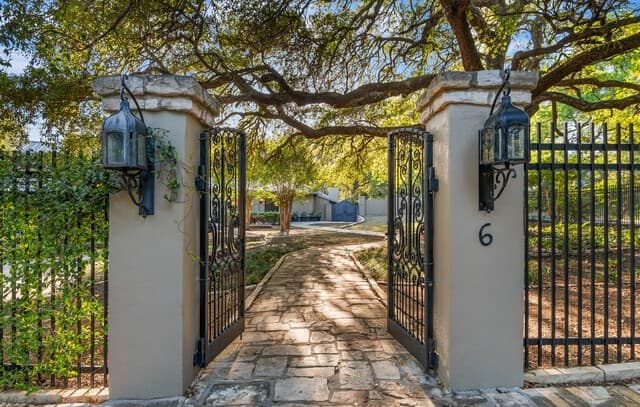 6-bedroom rental at 6 Lazy Lane in San Antonio, TX — photo 1