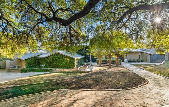 6-bedroom rental at 6 Lazy Lane in San Antonio, TX — photo 2