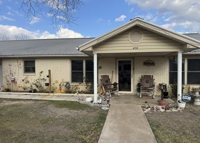 2-bedroom rental at 406 Goliad in Runge, TX — photo 1