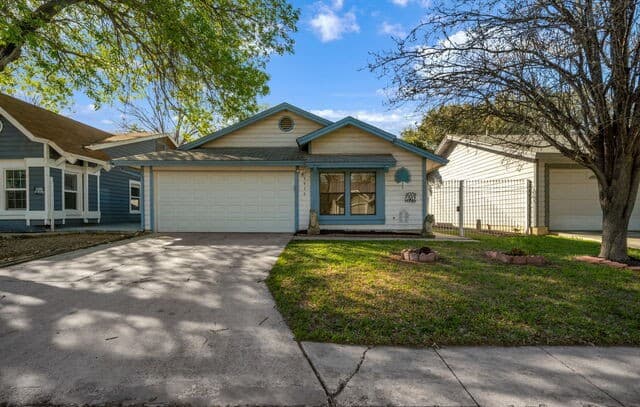 3-bedroom rental at 3916 Chimney Springs in San Antonio, TX — photo 2