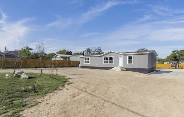 3-bedroom rental at 22819 Copper Canyon in Elmendorf, TX — photo 2