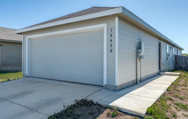 3-bedroom rental at 14438 Alluvium in San Antonio, TX — photo 3