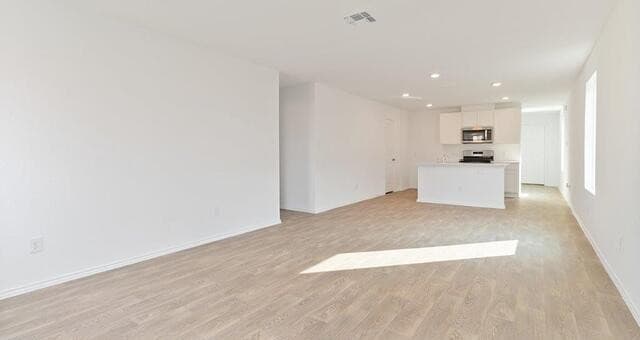 5-bedroom rental at 16044 Mahogany Way in Elmendorf, TX — photo 4