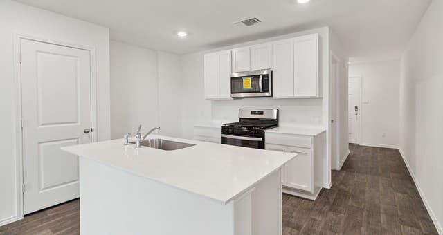 3-bedroom rental at 16048 Mahogany Way in Elmendorf, TX — photo 3