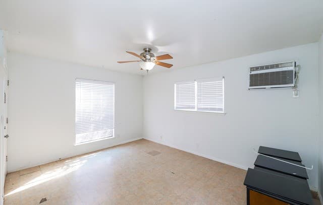 3-bedroom rental at 8207 Glen Fox in San Antonio, TX — photo 4