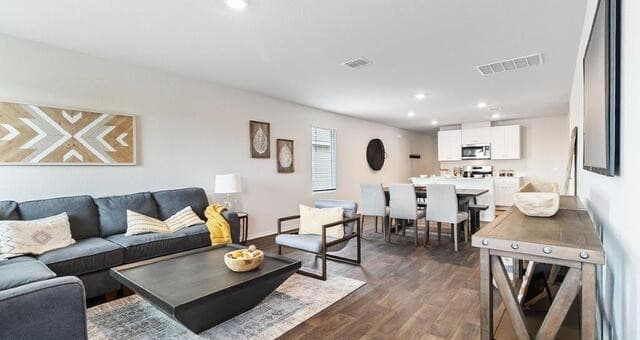 3-bedroom rental at 16052 Mahogany Way in Elmendorf, TX — photo 3