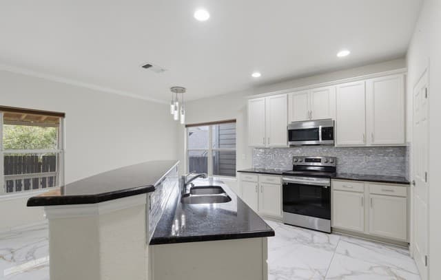 3-bedroom rental at 13103 Brook Arbor in San Antonio, TX — photo 5