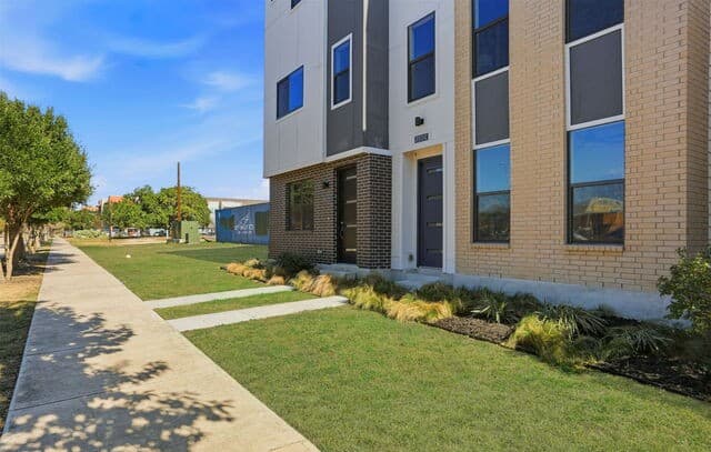 3-bedroom rental at 7924 Kennedy Hill Unit 2 in San Antonio, TX — photo 3