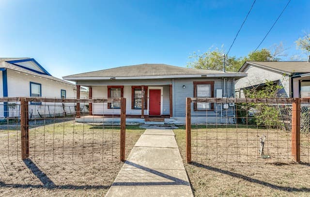 3-bedroom rental at 1526 Burnet in San Antonio, TX — photo 1
