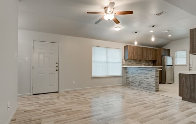 3-bedroom rental at 6626 Woodstock in San Antonio, TX — photo 5