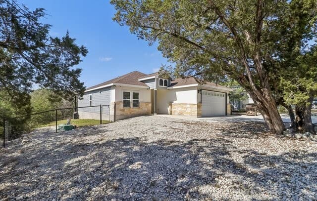 3-bedroom rental at 218 Canyon Vw in Spring Branch, TX — photo 2