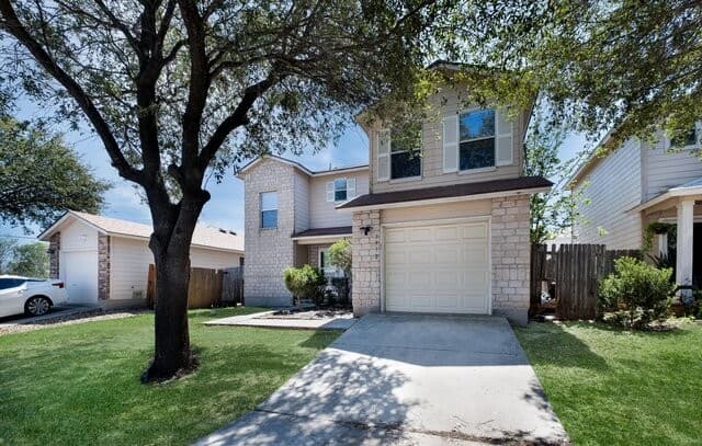 3-bedroom rental at 7910 Meadow Star in San Antonio, TX — photo 2