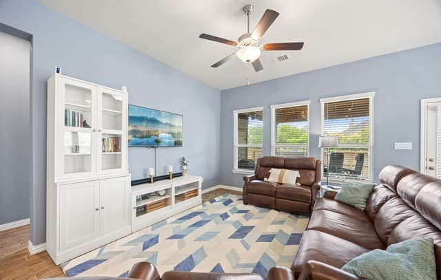 4-bedroom rental at 8734 Hideout Bend in San Antonio, TX — photo 3