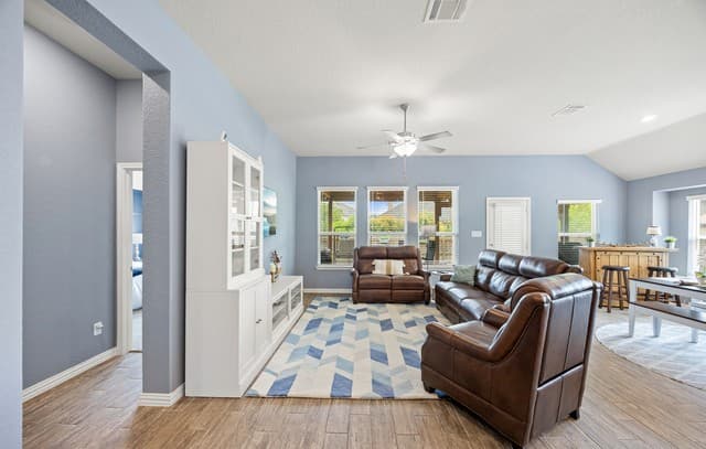 4-bedroom rental at 8734 Hideout Bend in San Antonio, TX — photo 5