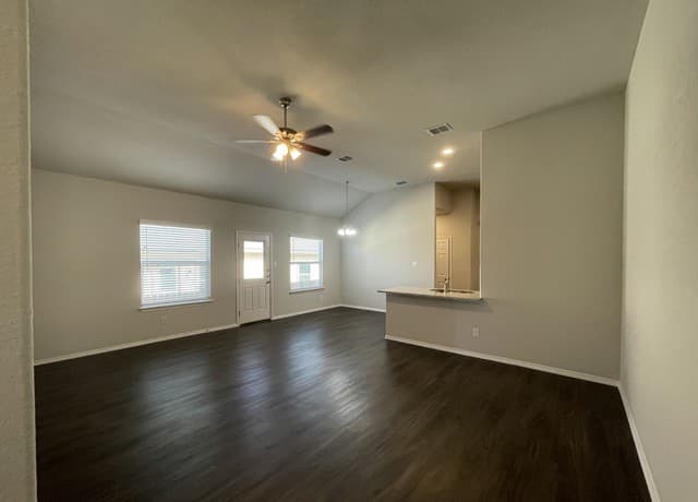 rental at 9216 Canyon Bnd in Converse, TX — photo 2