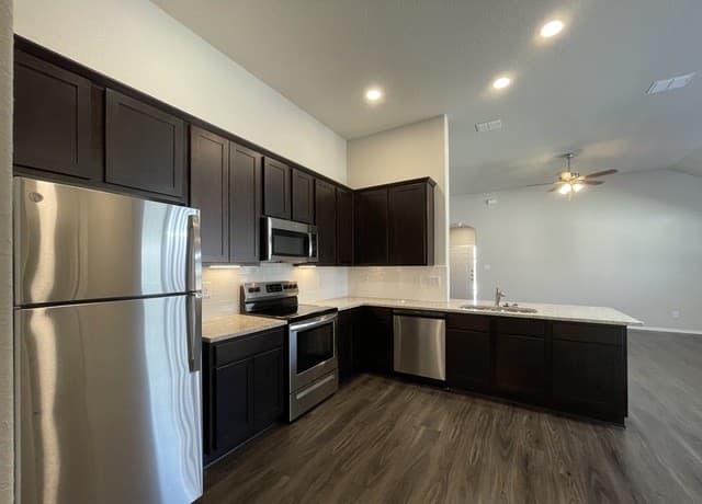 rental at 9216 Canyon Bnd in Converse, TX — photo 5