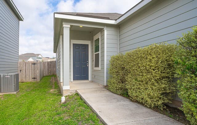 3-bedroom rental at 13513 Flower Pond in St Hedwig, TX — photo 2